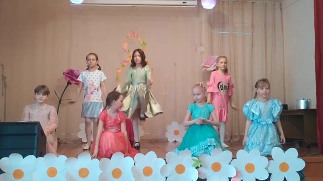 Танец "Подарок" на 8 марта смотреть онлайн