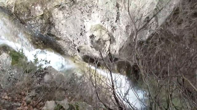 Водопад в лесу...дикие места Крыма смотреть онлайн