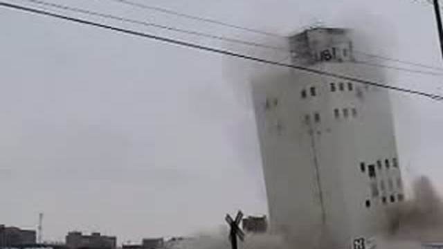 Снос здания обломался смотреть онлайн