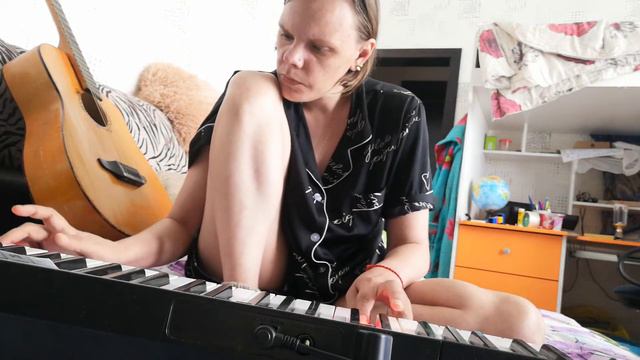 Игра на синтезаторе /мелодия