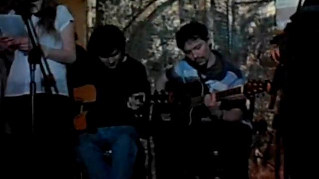 Div Dūjiņas Gaisā Skrēja | Dwa Gołębie W Powietrzu śmigają