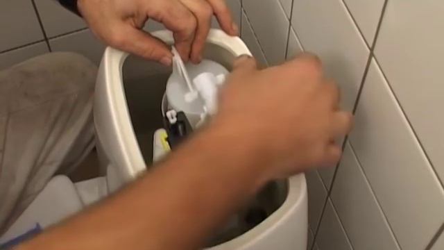 Чиним сливной бачок смотреть онлайн