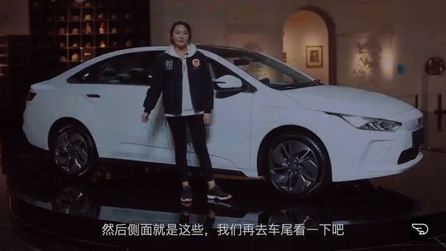 新出行美女雨丝静态体验吉利新能源汽车GE11，具备科技、极简、前卫等特点，将于今年第二季度上市，预计补贴后价格20万元起 смотреть онлайн