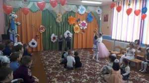 Танец "Хороши весной в саду цветочки" старшая группа