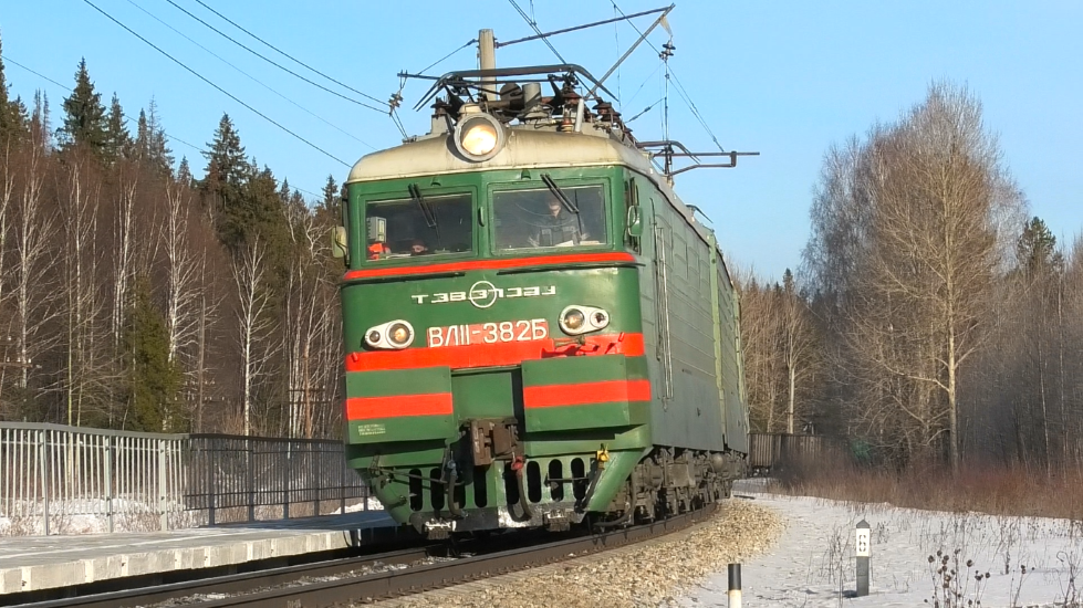 "Единственный в своём роде". ВЛ11-382/386 А с грузовым поездом и приветливым помощником смотреть онлайн