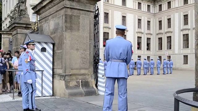 Смена караула у Королевского дворца, Прага смотреть онлайн