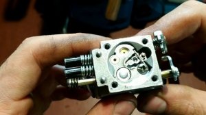 Заливает свечу на бензопиле и не заводится. Причины и ремонт