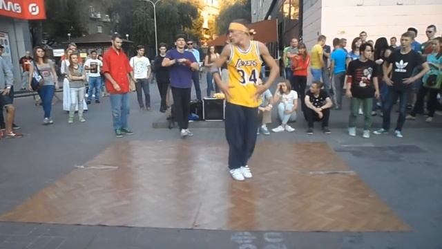 " ПУЗАТА ХАТА " КИЕВ, Крещатик. 1.09.2014г смотреть онлайн