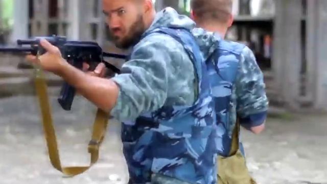 Playing military VR in public can be risky смотреть онлайн