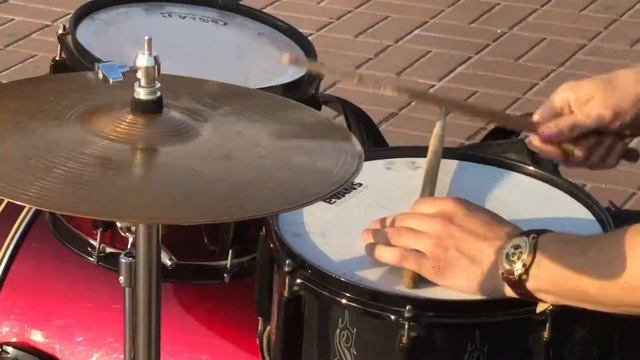 Drummer on the Maydan КРАСУНЧИК !!! Із серії «Київські вуличні музики» смотреть онлайн