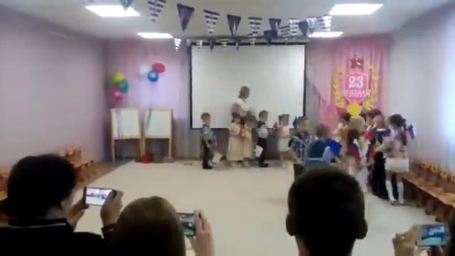 День Защитника Отечества: Алина с группой в детском саду поздравили всех мужчин 23 февраля смотреть онлайн