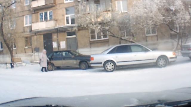 Бабка сломала автомобилю капот! смотреть онлайн
