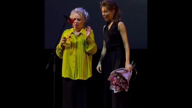 Елена Валюшкина и Елена Подкаминская веселятся на сцене ? смотреть онлайн