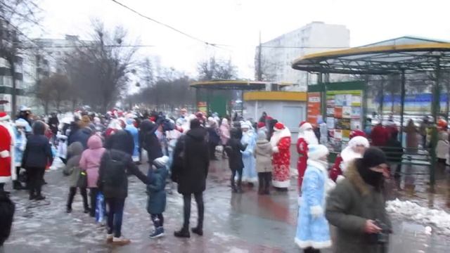 Парад Дедов Морозов и Снегурочек смотреть онлайн