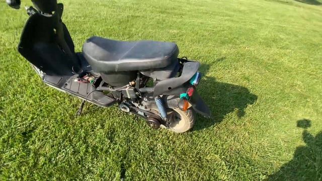 A Moped So Fast, It Makes Flash Shed a Tear. Another Free Moped смотреть онлайн