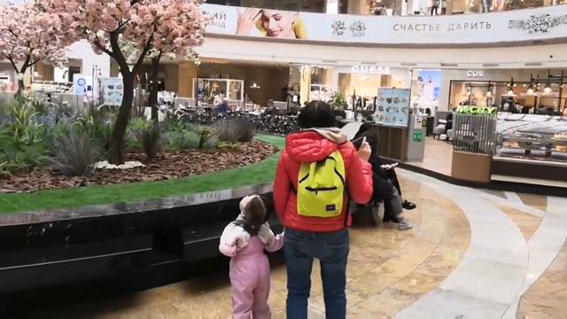 Саша в первый раз едет в Москву с мамой и папой. смотреть онлайн
