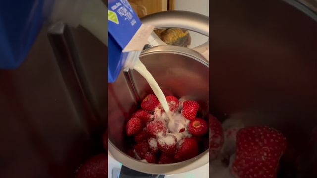 СМУЗИ ИЗ КЛУБНИКИ В ТЕРМОМИКС? #thermomix #смузирецепт #клубника#erdbeeren #thermomix смотреть онлайн