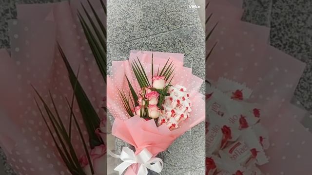 Букет из конфетами Raffaello и цветами. Флористика. Букет цветов с конфетами. смотреть онлайн