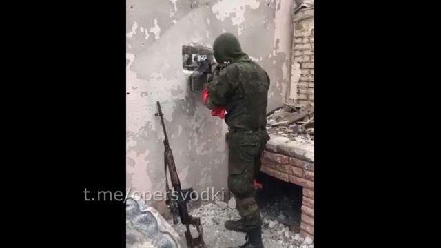 Товарищ командир, а что вы без броника, без каски? Мне поуху, я с Донбасса! смотреть онлайн