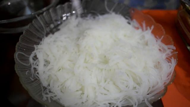 Вьетнамские блинчики НЭМ. Жареные Вьетнамские рулетики роллы НЭМ из рисовой бумаги. смотреть онлайн