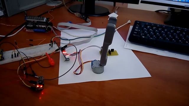 Шаговый мотор для реле поворота лотков. Тестируем.