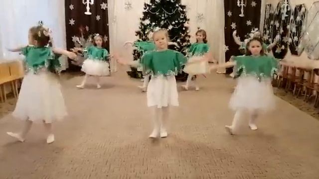 Танец елочек. Дет.сад № 3 "Солнышко" г.Новошахтинск смотреть онлайн
