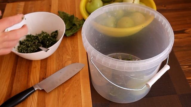 Квашеные зеленые помидоры, фаршированные чесноком и зеленью смотреть онлайн