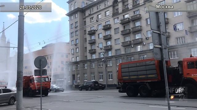 Поливальные машины на улицах Москвы смотреть онлайн