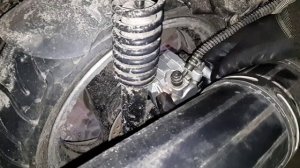 Обслуживание и прокачка заднего тормоза скутер 150 кубов и кем-то забытая железка в заднем вариаторе