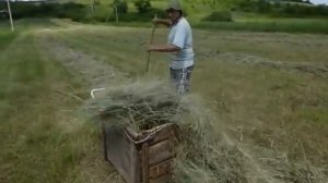 Тюковка сена вручную.