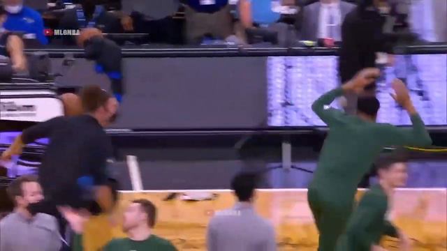 Wrestling between Giannis and Robin Lopez 😂 смотреть онлайн
