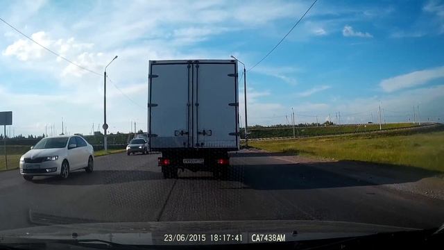 Самосвал под мостом