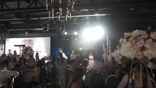 Юліана і Назар НОТКИ заспівали на весіллі сестричці " О,любов,розкажи" (слова та муз.Ліза Кравчук) смотреть онлайн