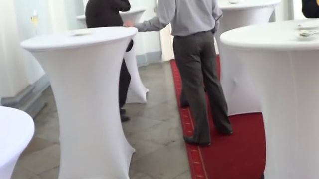 Бизнесменов тошнило на круглый стол смотреть онлайн