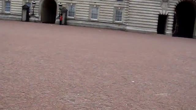 Buckingham Palace is like Disney WORLD!! смотреть онлайн