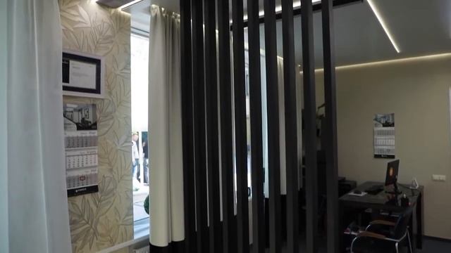 Декоративная перегородка с рефлекторным освещением. Натяжные потолки столь.бел смотреть онлайн