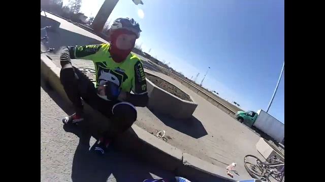 Велосипедист попал вод колеса мукоквоза. 11.04.2015 смотреть онлайн