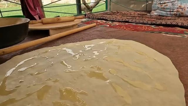 Мама готовит слоёное тесто и вкуснейшую самсу. смотреть онлайн