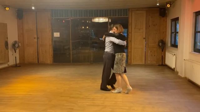 Tango mit Angela & Andreas, „Enganches II“, tänzerische Zfg. Online Unterricht 19.5.2021 смотреть онлайн