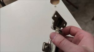 Как поменять старые ржавые петли на кухонной гарнитуре на новые с доводчиком ?