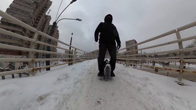 Моноколесо и надземный пешеходный переход "Краб". Город Санкт-Петербург пр. Славы после снегопада! смотреть онлайн