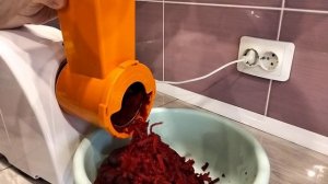 Демонстрация работы крупной овощной насадки электрической мясорубки Аксион М 32.03