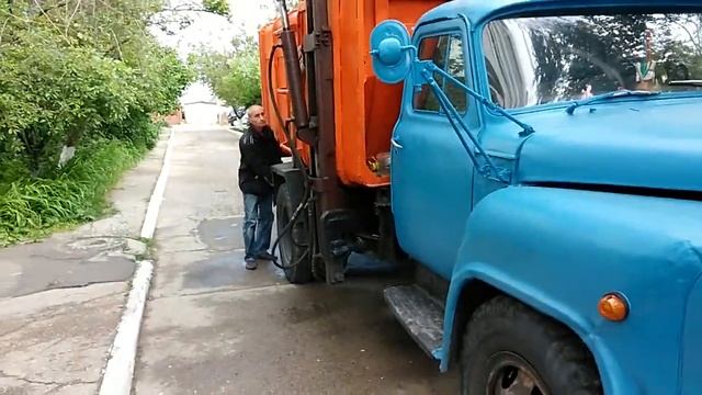 Кутузова 189. И, кстати, когда заработают мусоропроводы? Они так и заварены. С июля месяца. Сего смотреть онлайн