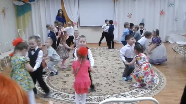 Танец по парочкам. Группа "Капельки", 10 марта смотреть онлайн