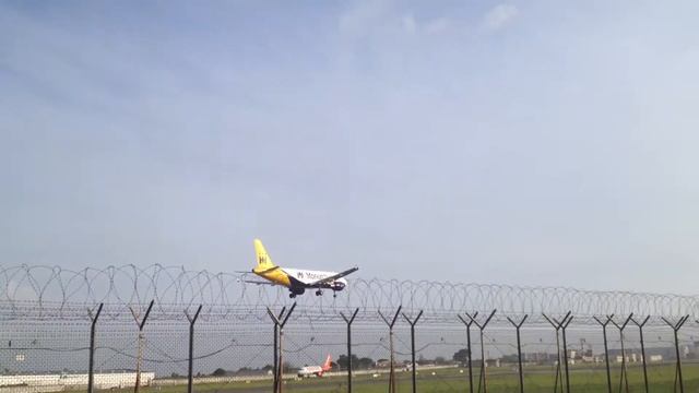 MONARCH AIRLINES AIRBUS A-320 LANDING IN NAPOLI CAPODICHINO RW 24 "FULL HD" смотреть онлайн