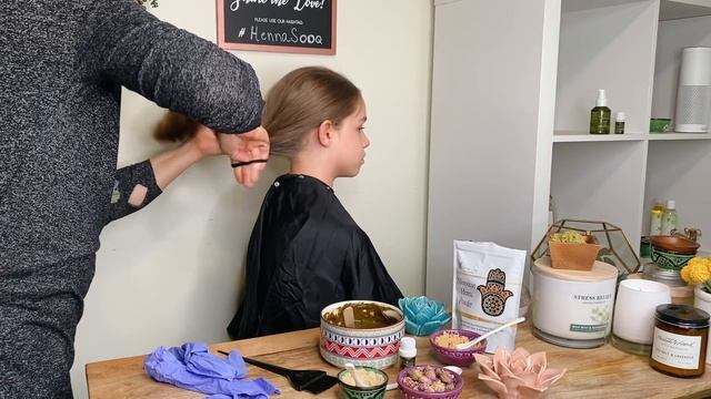 Dyeing My Daughter's Honey Brown Hair to Copper with Henna! A DIY Henna Ombre! смотреть онлайн