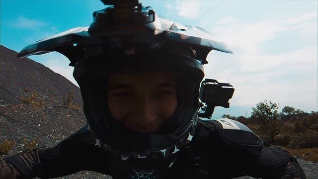 UCZĘ FRIZA JEŹDZIĆ NA ENDURO! смотреть онлайн