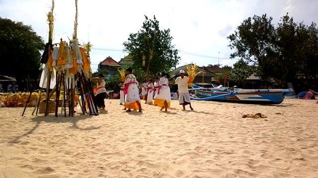 Бали. Церемония на пляже в Джимбаране / Bali. The ceremony on the beach in Jimbaran смотреть онлайн