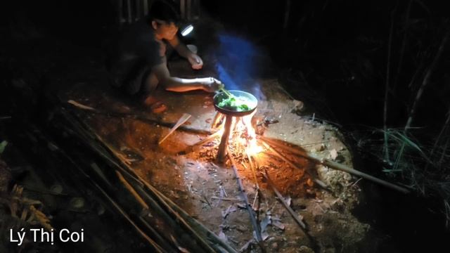 Full Video: 30 Days of Being Tracked by Bad Guys - Facing Danger in the Forest смотреть онлайн