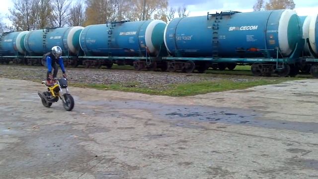 Stunt training with Suzuki Street Magic . смотреть онлайн
